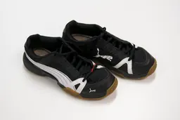 Schwarze Turnschuhe mit weissen Streifen