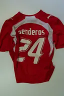 Rotes Fussballtrikot mit der Nummer 24